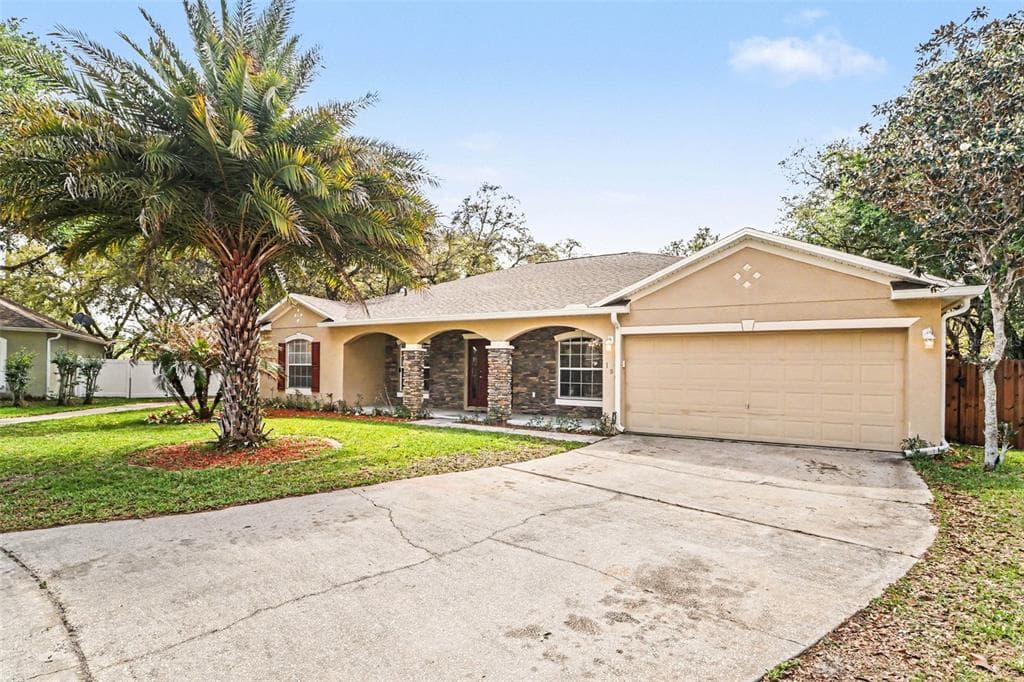 100 FESTIVE COURT CHULUOTA, FL 32766