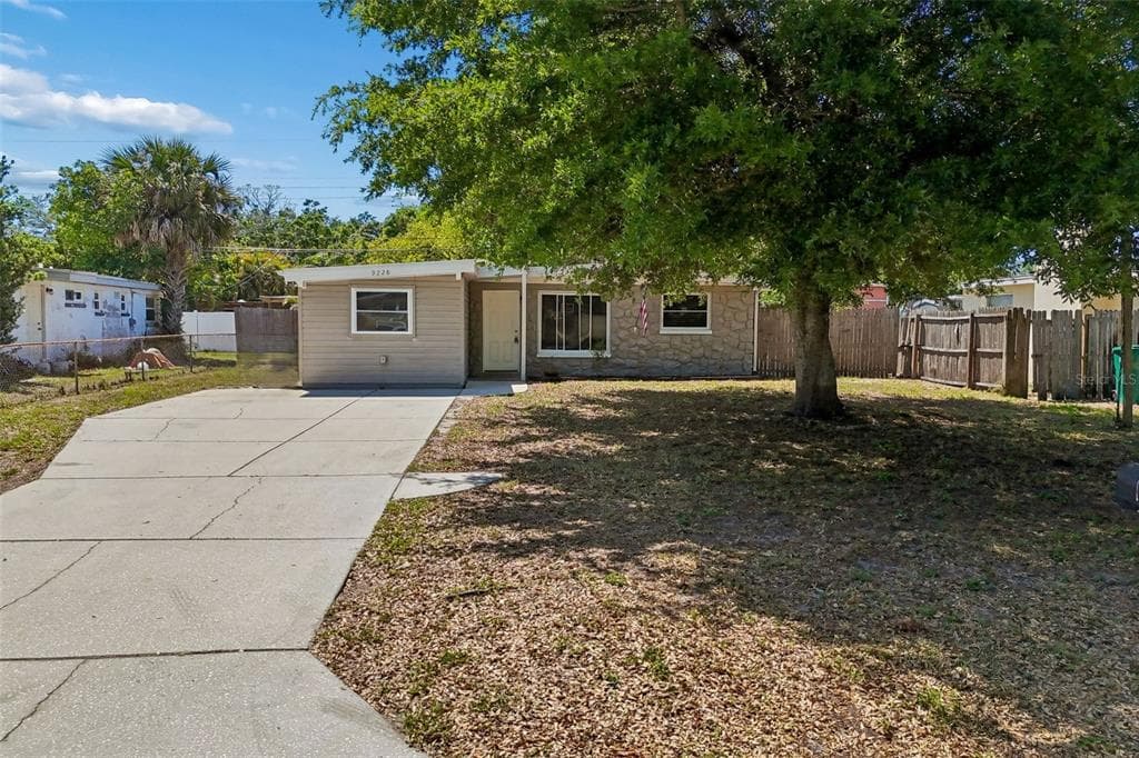 9228 82ND WAY SEMINOLE, FL 33777