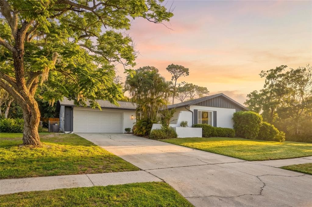 1434 RED OAK DRIVE TARPON SPRINGS, FL 34689