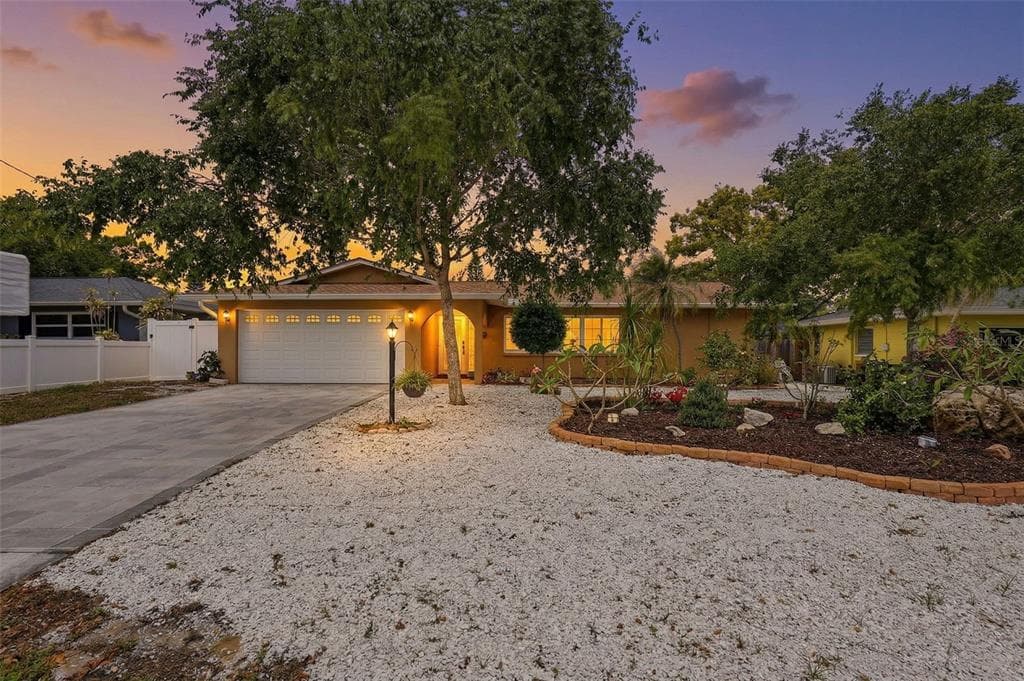 14649 BAY DRIVE LARGO, FL 33774