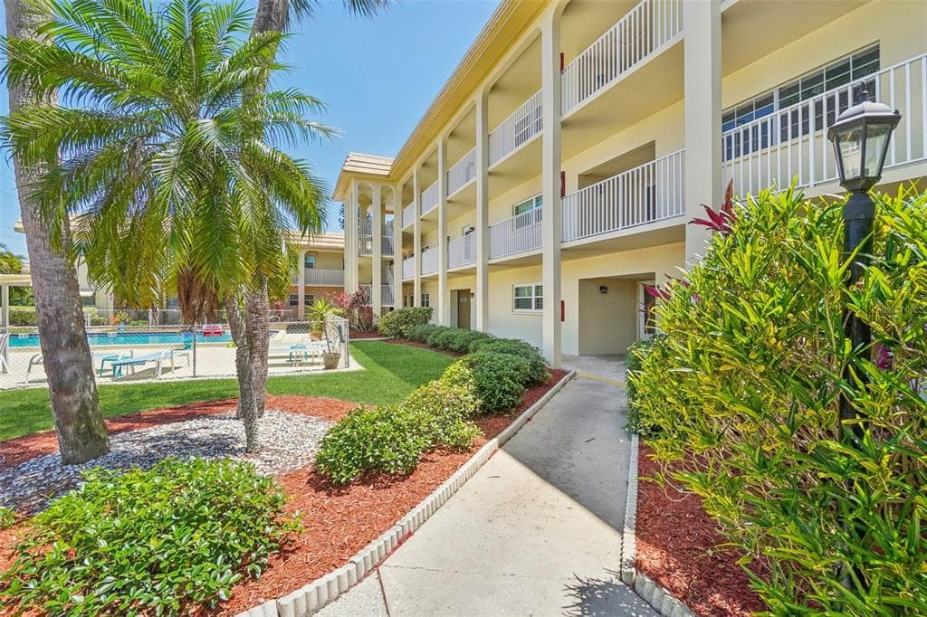 3850 13TH AVENUE N UNIT 212 ST PETERSBURG, FL 33713