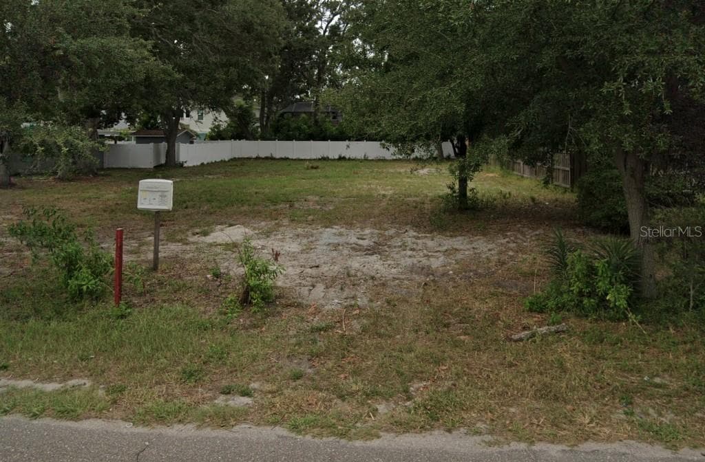 2405 S LOIS AVENUE TAMPA, FL 33629