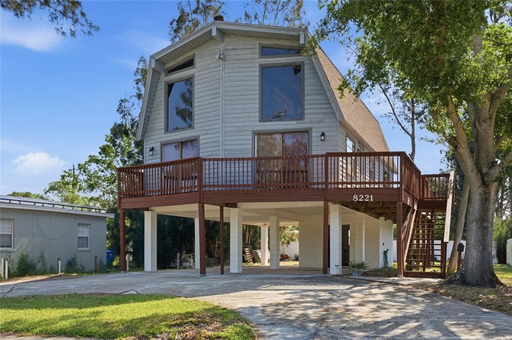 8221 RIVERSIDE DR NE ST PETERSBURG, FL 33702