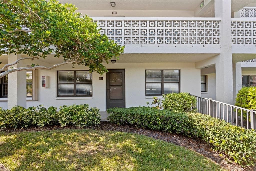 4910 BAY STREET NE UNIT 111 ST PETERSBURG, FL 33703