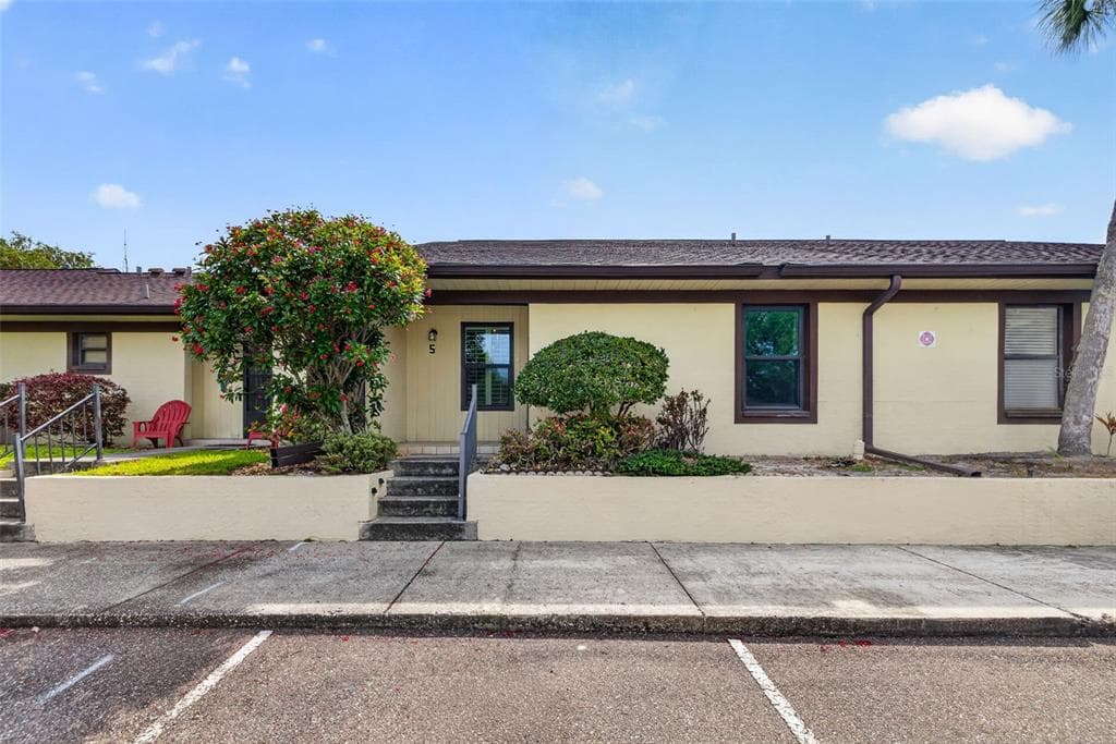 1345 DAFFODIL PLACE UNIT 605 DUNEDIN, FL 34698