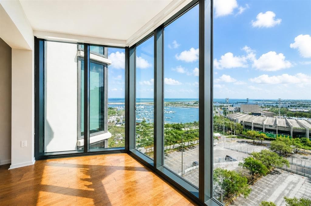1 BEACH DRIVE SE UNIT 1207 ST PETERSBURG, FL 33701