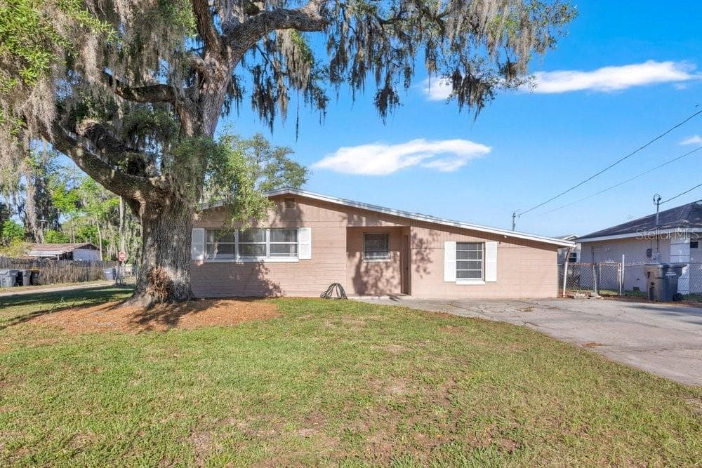 218 DENNIS AVENUE WINTER HAVEN, FL 33880