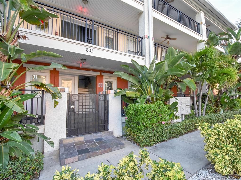 201 6TH STREET S UNIT 203 ST PETERSBURG, FL 33701