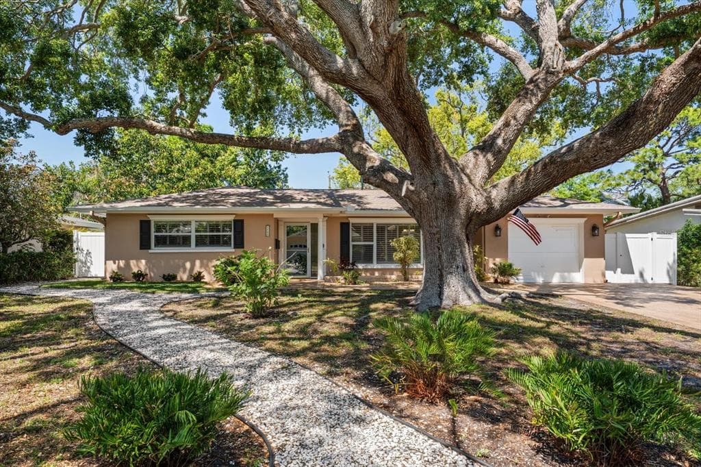 1702 MEREDITH LANE BELLEAIR, FL 33756