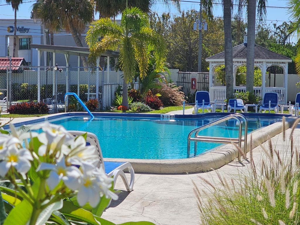 1100 E BAY DRIVE UNIT 105 LARGO, FL 33770
