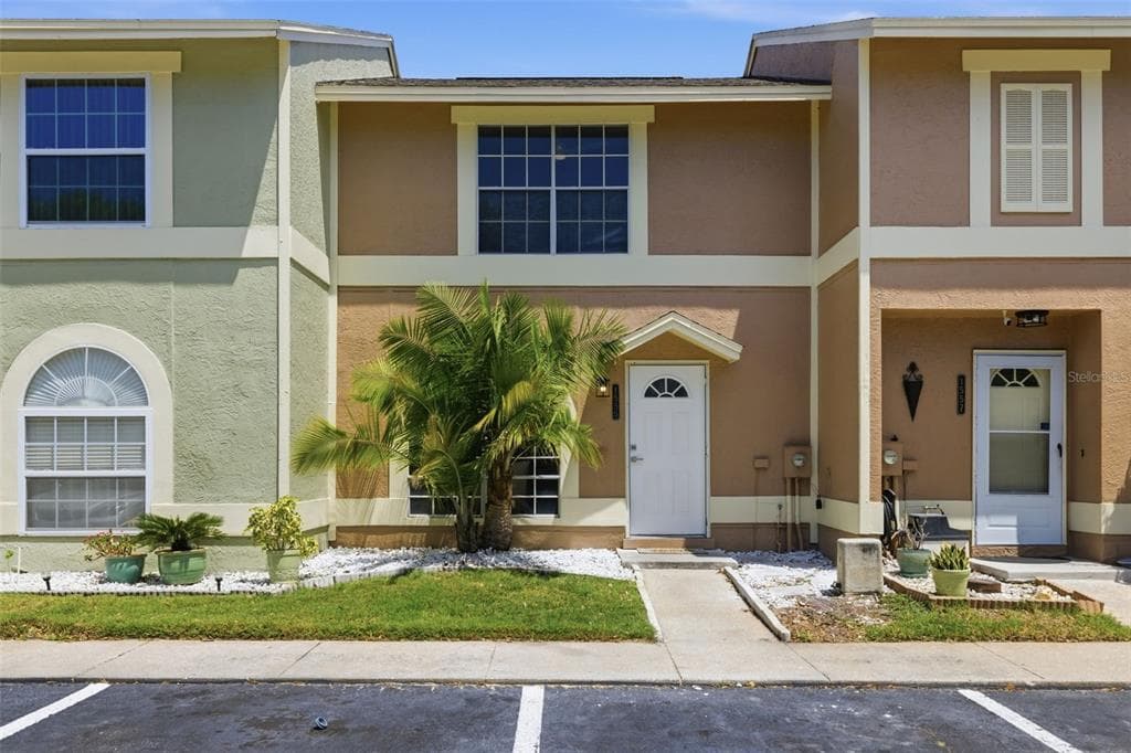 1555 CHATEAUX DE VILLE COURT CLEARWATER, FL 33764