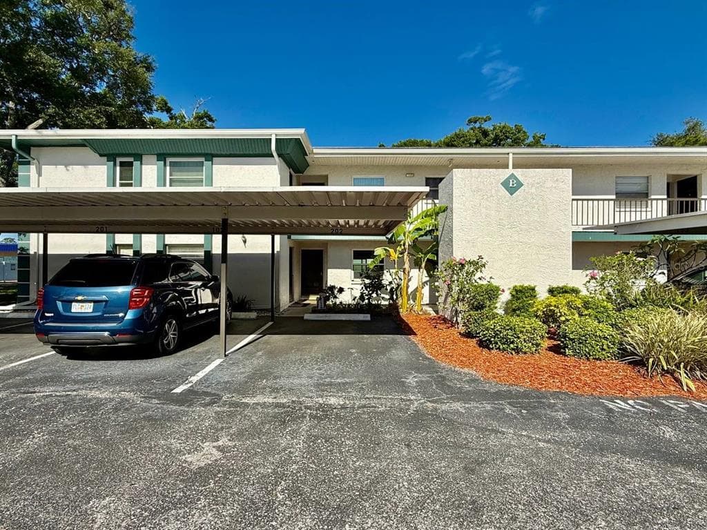 7560 92ND STREET UNIT 102B SEMINOLE, FL 33777