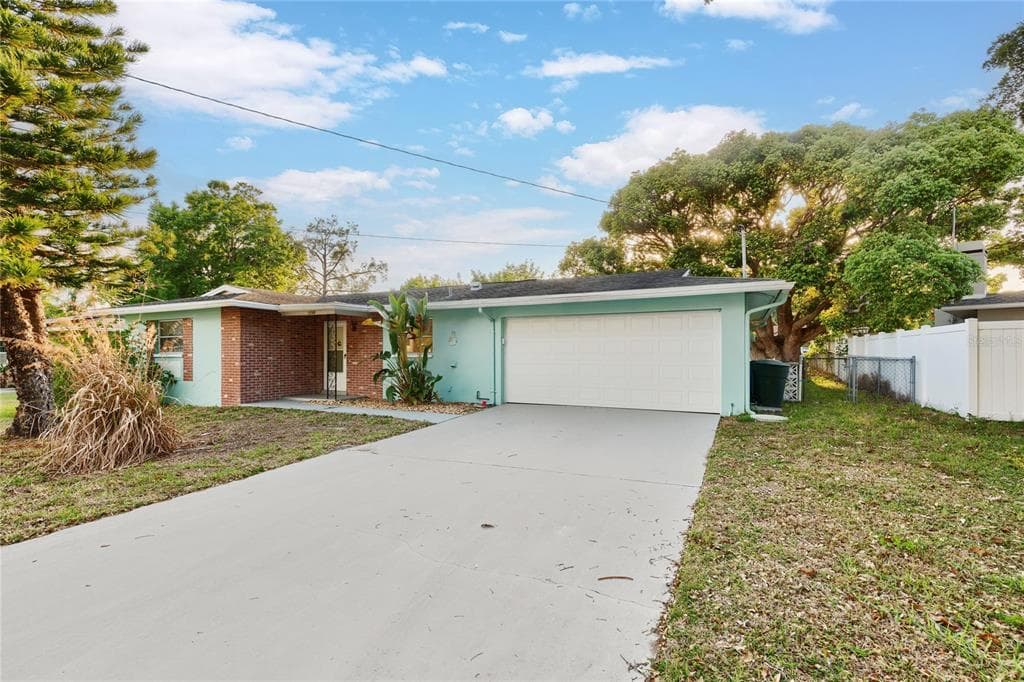 1248 LAZY LAKE ROAD W