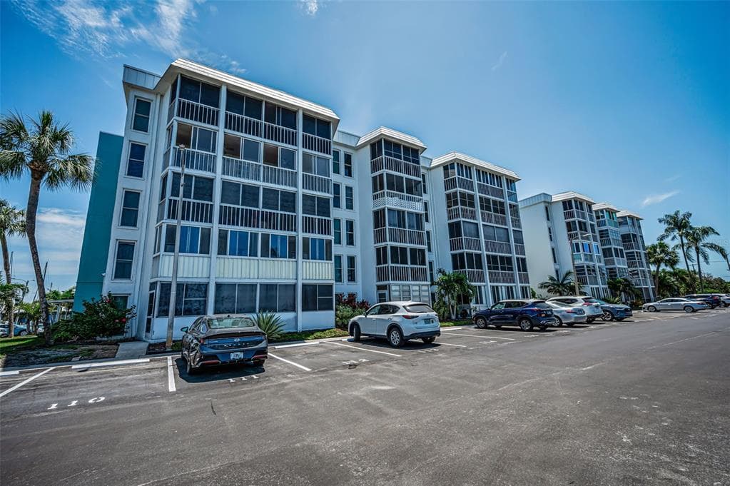 4908 38TH WAY S UNIT 204 ST PETERSBURG, FL 33711