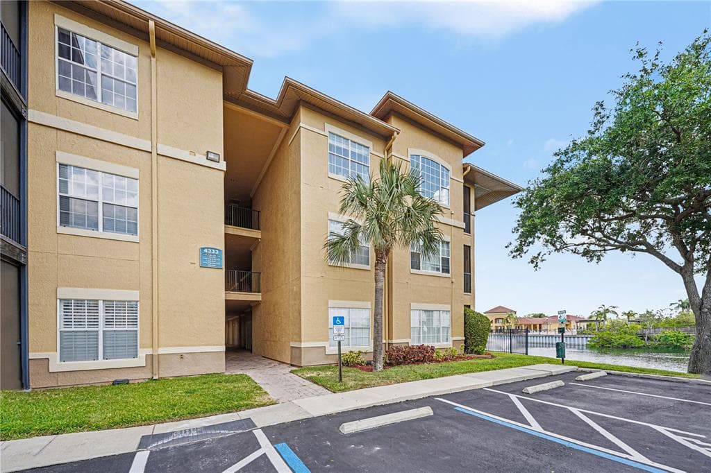 4333 BAYSIDE VILLAGE DRIVE UNIT 120 TAMPA, FL 33615