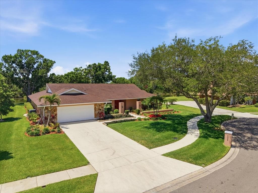 4326 MIDDLE LAKE DRIVE TAMPA, FL 33624