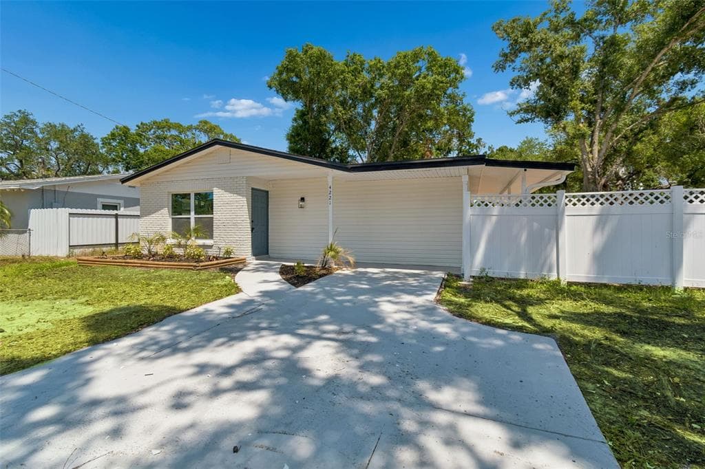 4221 EMPIRE PLACE TAMPA, FL 33610