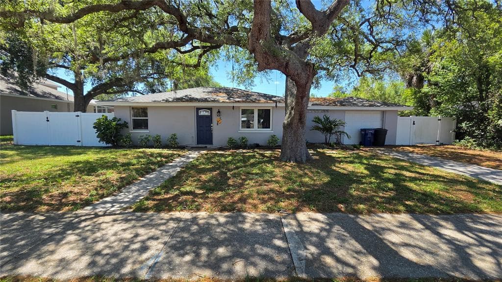 541 ROANOKE STREET DUNEDIN, FL 34698