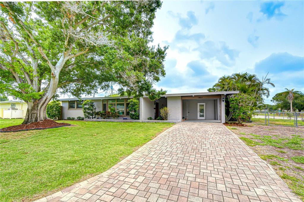 1901 OXFORD STREET N ST PETERSBURG, FL 33710