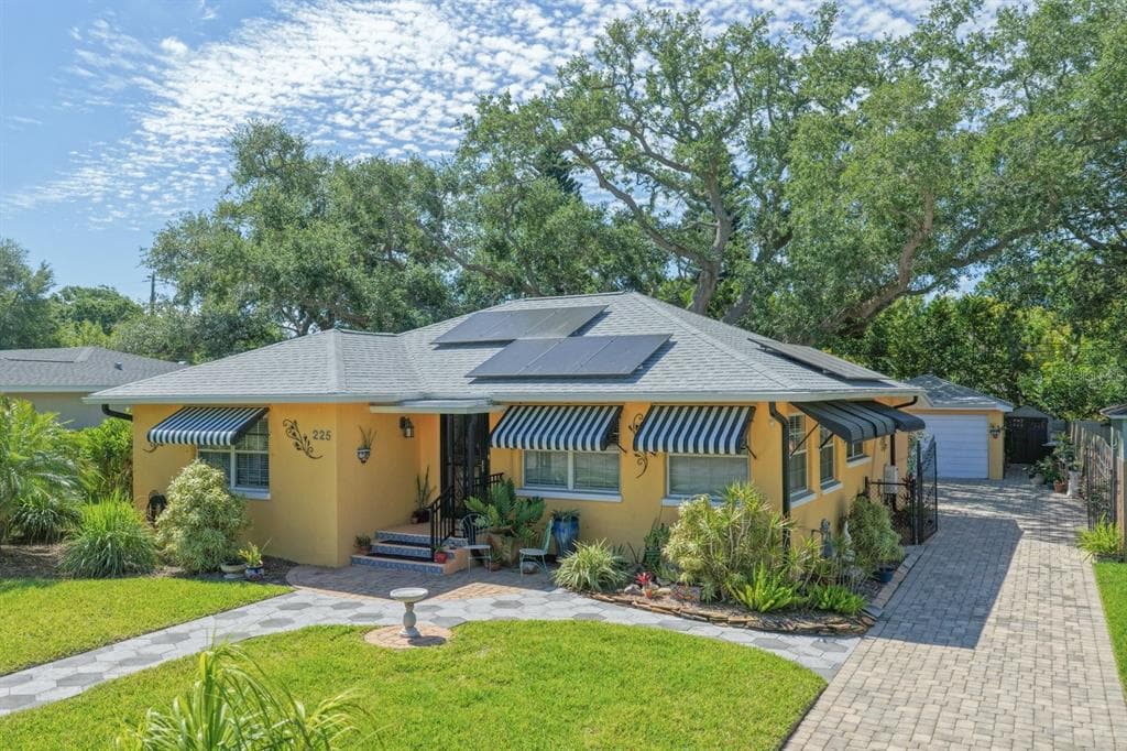 225 GARDEN CIRCLE S DUNEDIN, FL 34698