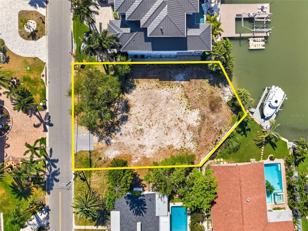 909 OAKWOOD DRIVE