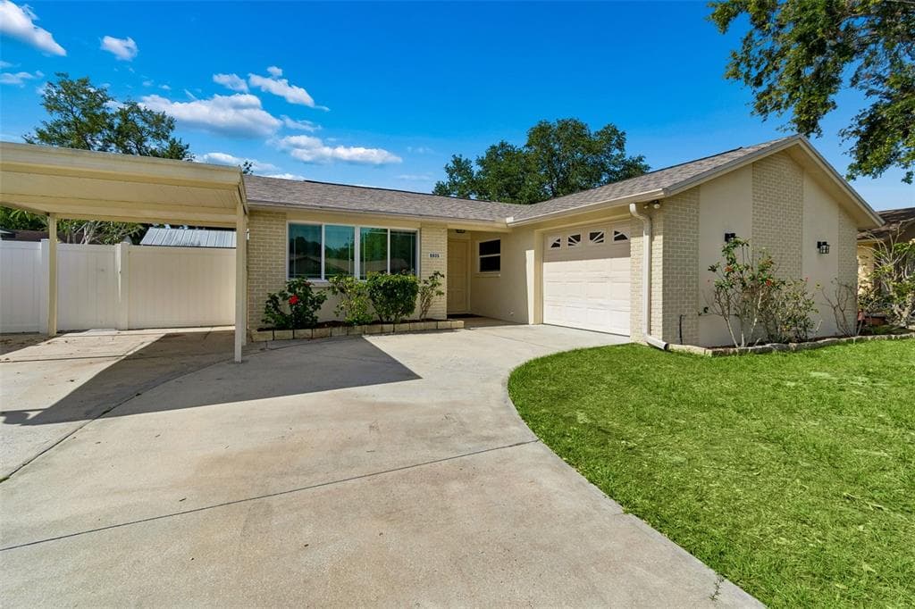 8806 OAK CIRCLE TAMPA, FL 33615