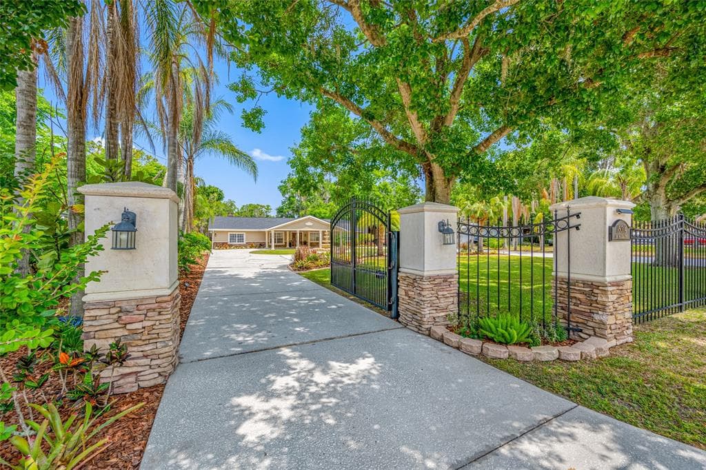 15314 LAKE MAGDALENE BOULEVARD TAMPA, FL 33618