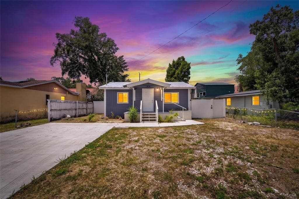 8738 N TANGERINE PLACE TAMPA, FL 33617