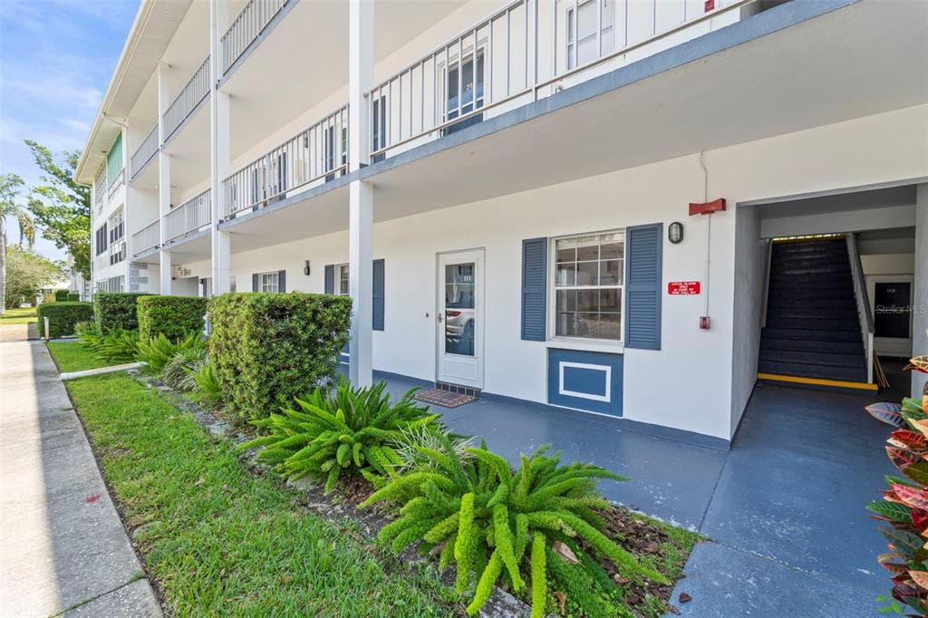 400 GLENNES LANE UNIT 111 DUNEDIN, FL 34698