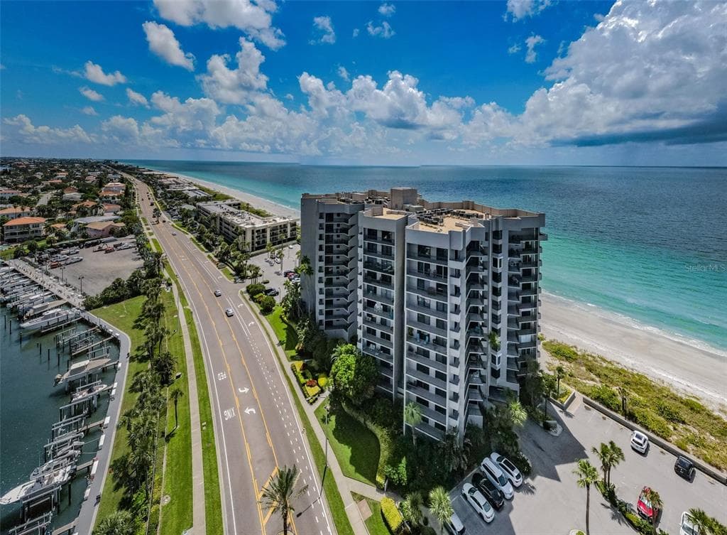 1660 GULF BOULEVARD UNIT 208 CLEARWATER BEACH, FL 33767