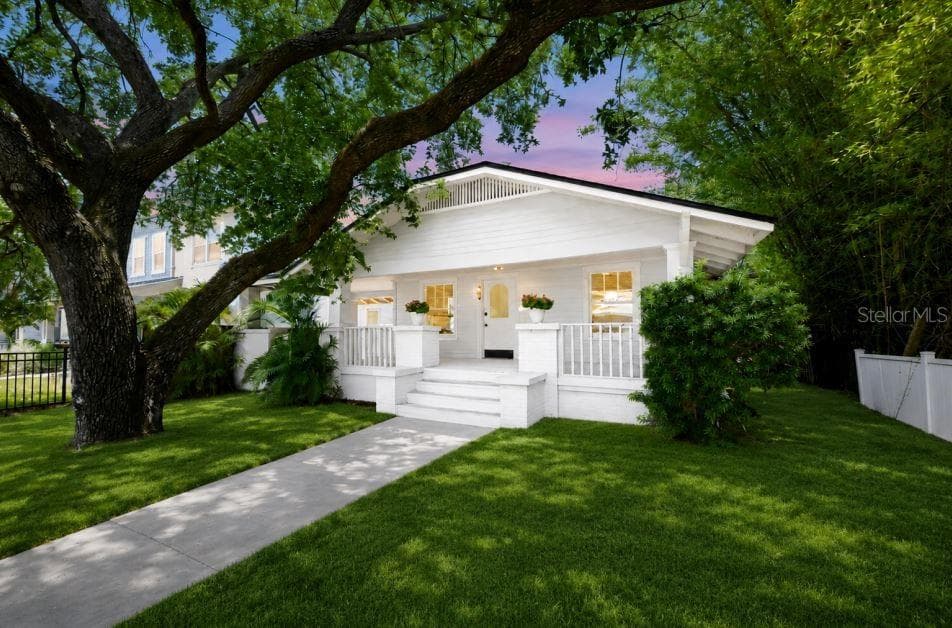 902 W COLUMBUS DRIVE