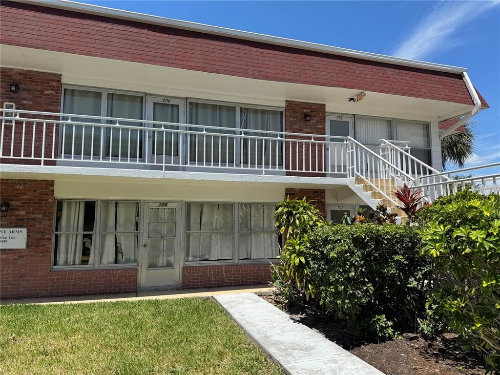 3480 32ND AVENUE N UNIT 105 ST PETERSBURG, FL 33713