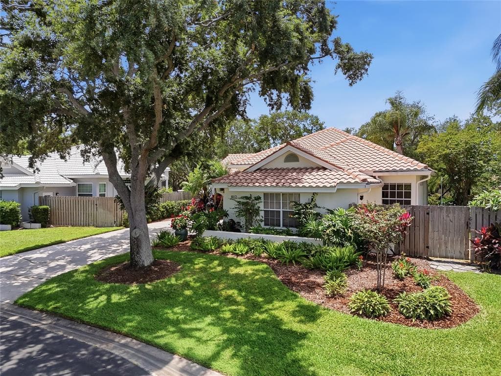 812 LIVE OAK TERRACE NE ST PETERSBURG, FL 33703