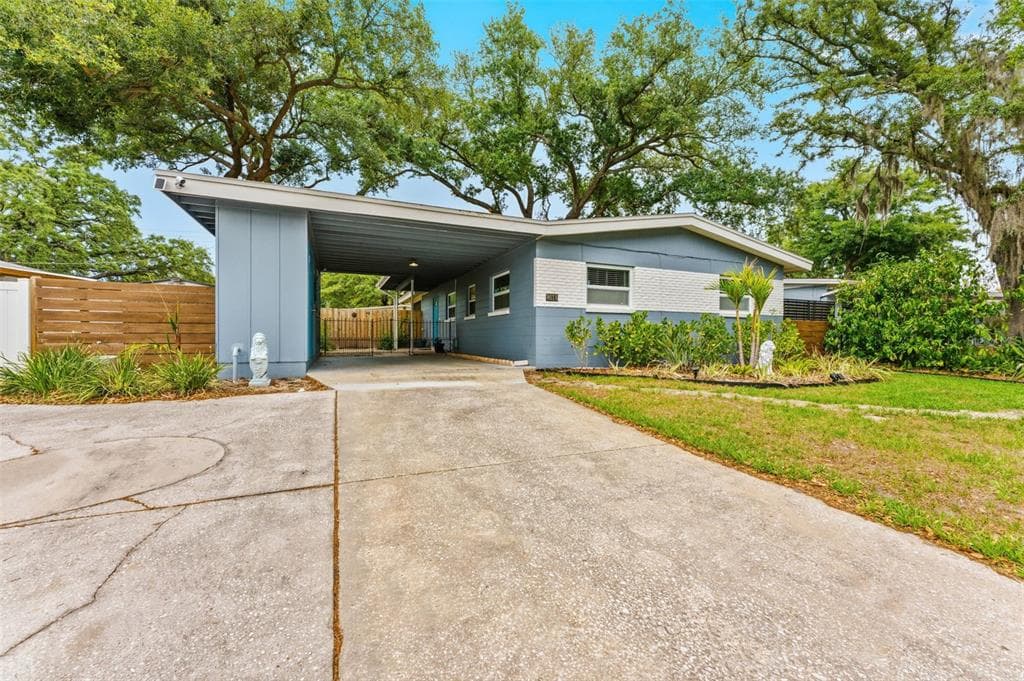 8018 N OLA AVENUE TAMPA, FL 33604