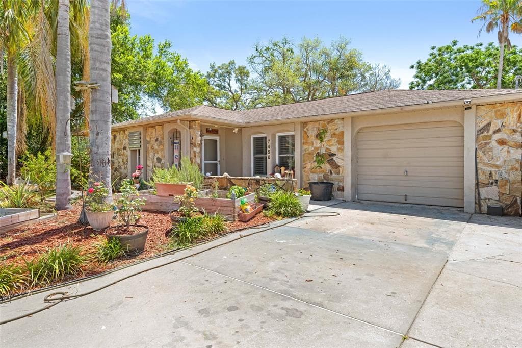 7458 GATES CIRCLE SPRING HILL, FL 34606