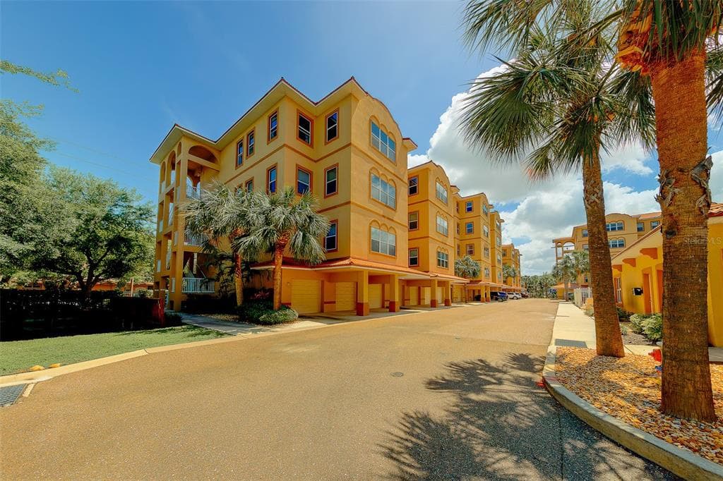 642 WELLS CT COURT UNIT 302 CLEARWATER, FL 33756