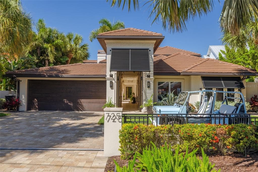 725 BRIGHTWATERS BOULEVARD NE ST PETERSBURG, FL 33704