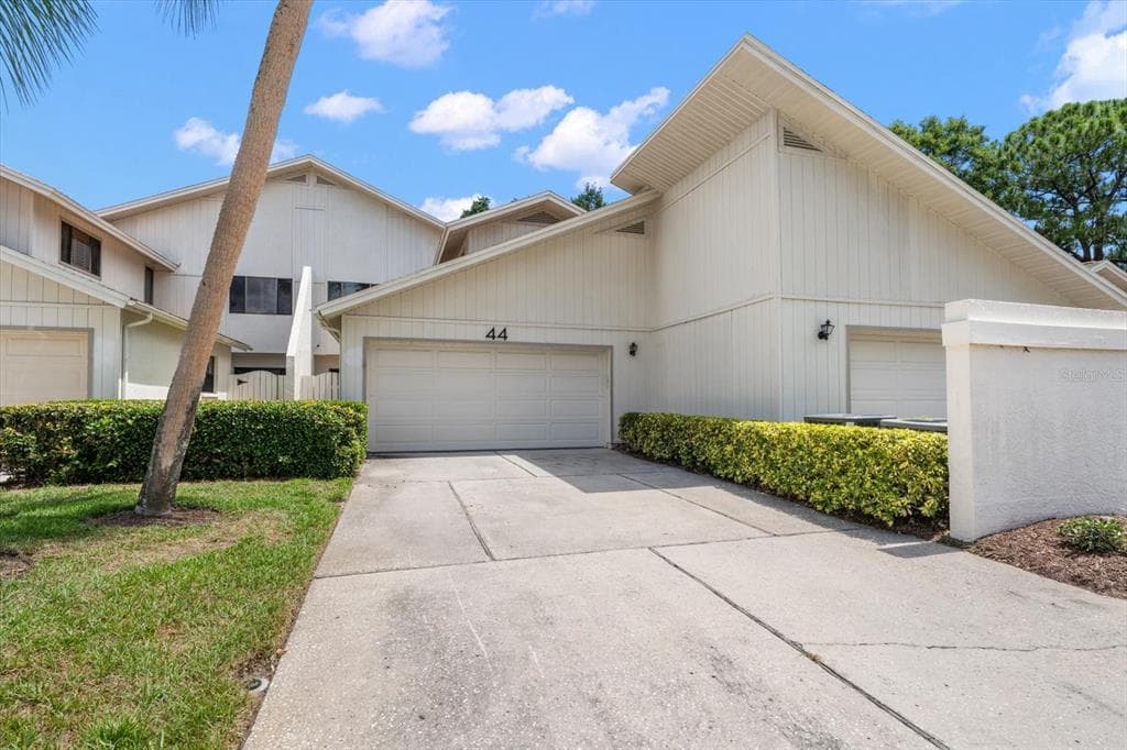 498 LAKEVIEW DRIVE UNIT 44 PALM HARBOR, FL 34683