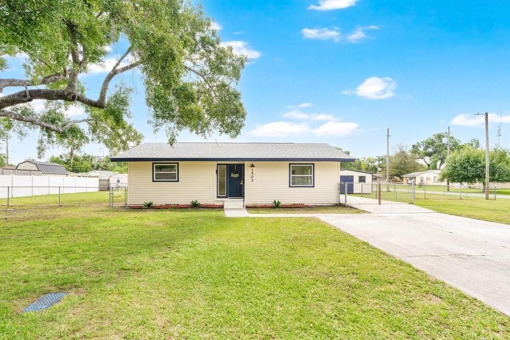 1502 N BRACEWELL DRIVE PLANT CITY, FL 33563