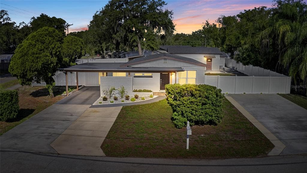 10402 N PAWNEE AVENUE TAMPA, FL 33617