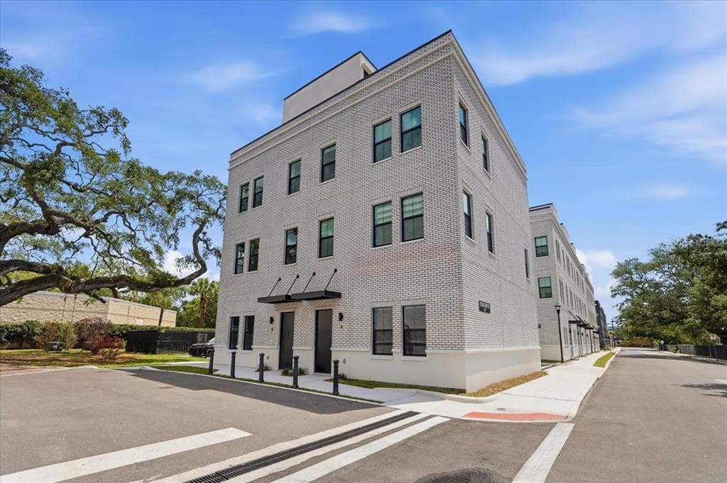 1218 E KAY STREET UNIT 8 TAMPA, FL 33602