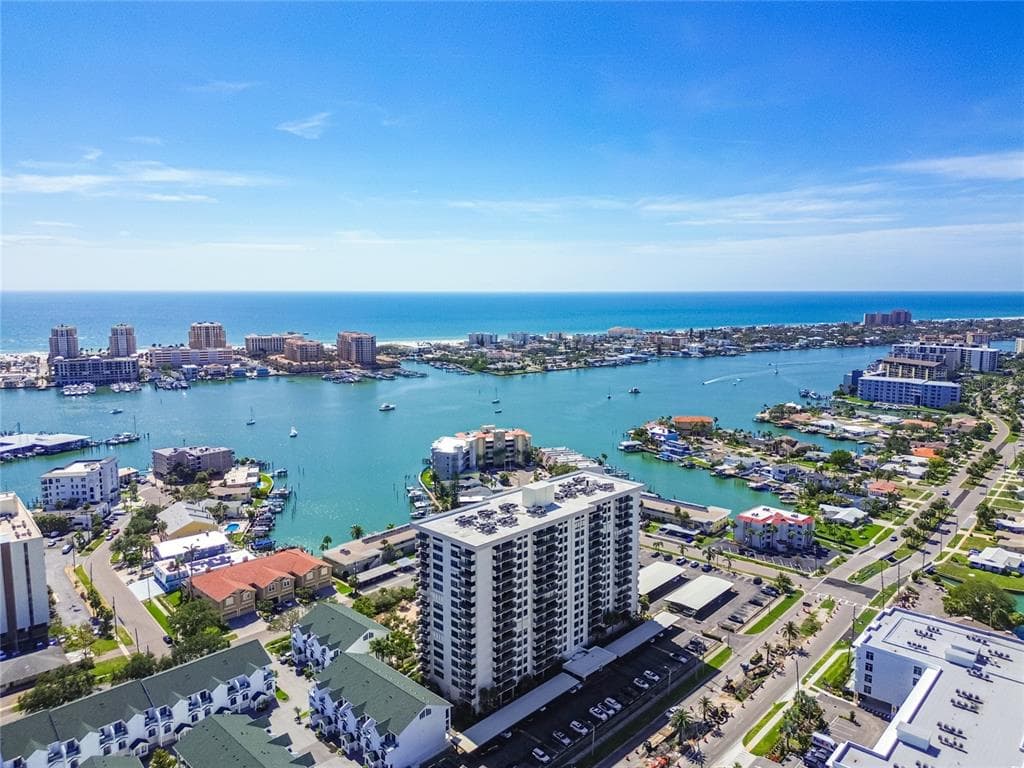 400 ISLAND WAY UNIT 211 CLEARWATER BEACH, FL 33767