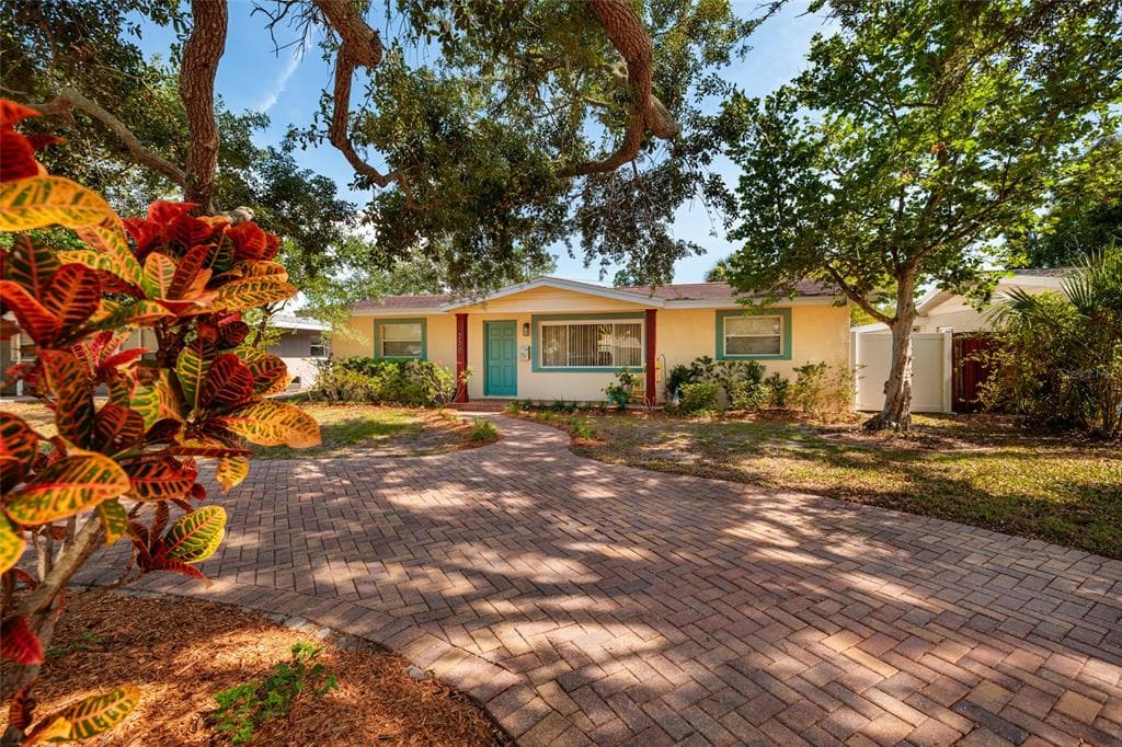 230 43RD AVENUE NE ST PETERSBURG, FL 33703