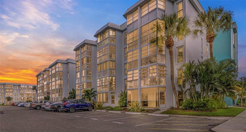 4908 38TH WAY S UNIT 303 ST PETERSBURG, FL 33711