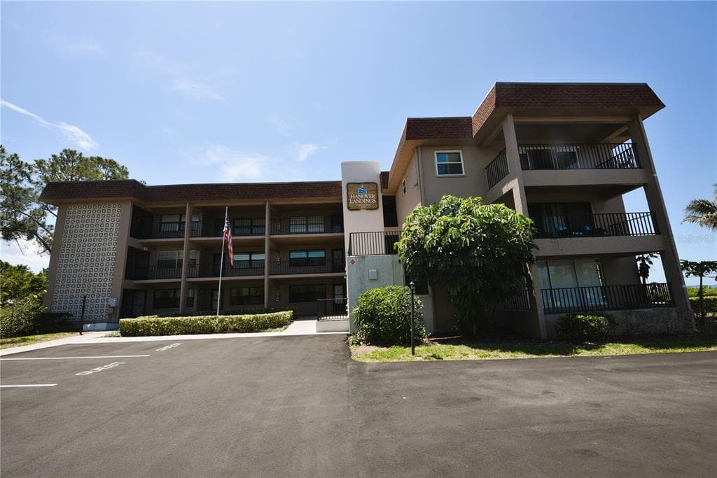 1723 GULF ROAD UNIT 303 TARPON SPRINGS, FL 34689