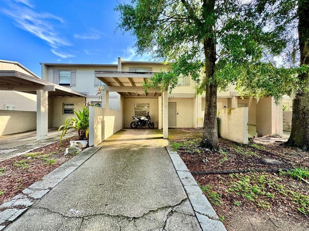 5216 TENNIS COURT CIRCLE UNIT 5216 TAMPA, FL 33617