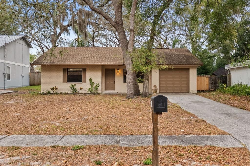 723 PENT STREET TARPON SPRINGS, FL 34689