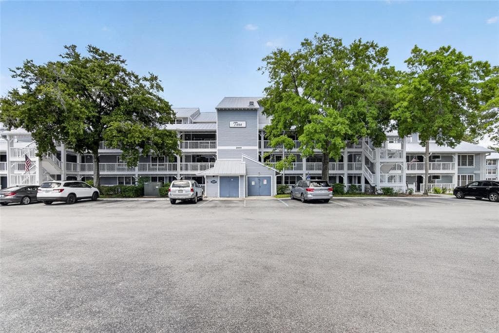 2599 DOLLY BAY DRIVE UNIT 305 PALM HARBOR, FL 34684