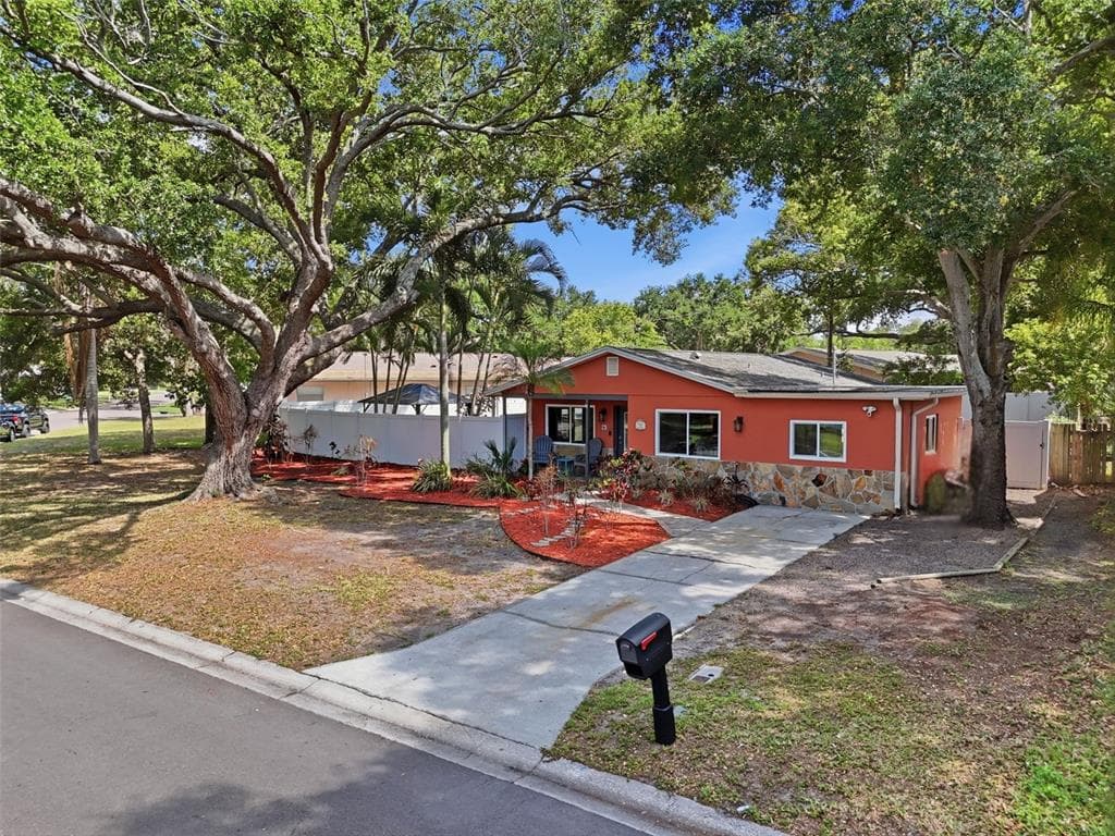 961 LEXINGTON DRIVE DUNEDIN, FL 34698