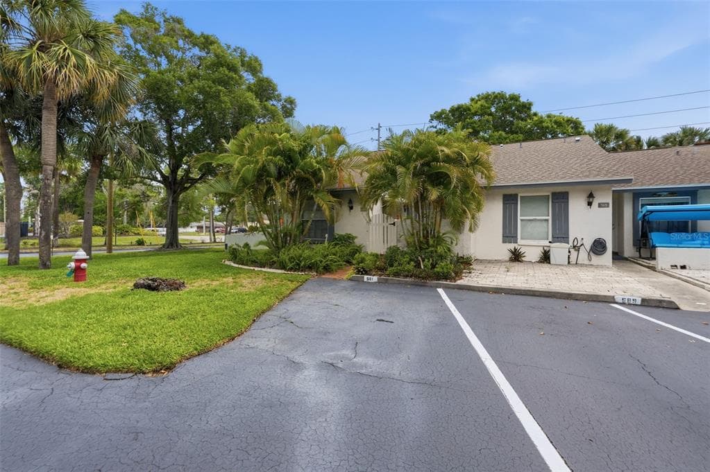 561 LAGUNA VISTA COURT LARGO, FL 33771